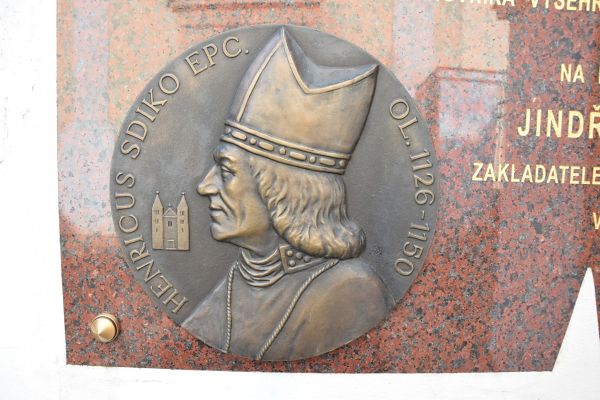 Detail pamětní desky připomínající zakladatele kostela biskupa Jindřicha Zdíka