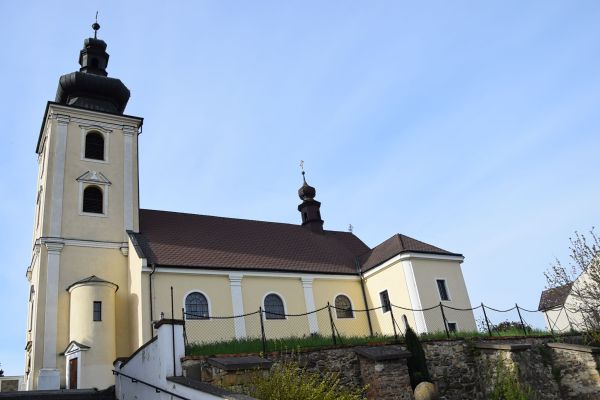 Celkový pohled na kostel z jižního směru