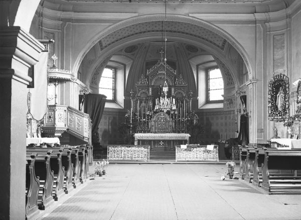 Pohled na zařízení interieru kostela v roce 1934. Hlavní novogotický oltář sv. Martina doplňují kazatelna a dva boční oltáře.