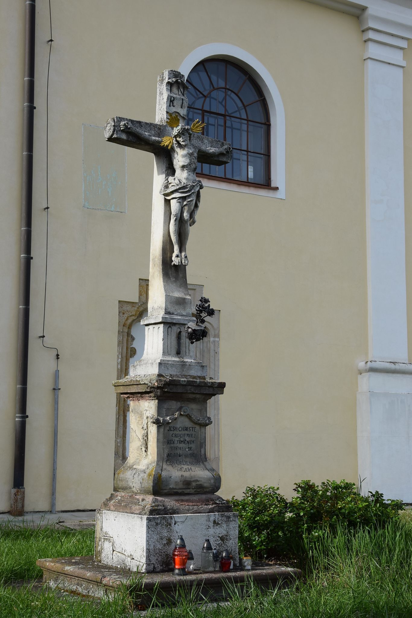 Barokní kříž na místě hřbitova