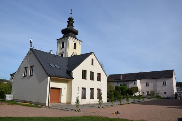 Současný stav farního areálu - budova nové fary (vlevo) a staré fary (vpravo)