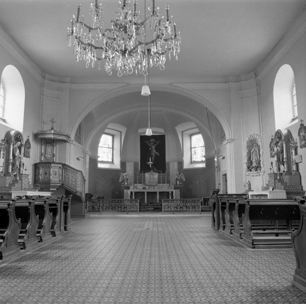 Pohled na loď a presbytář z roku 1968. V přední části lodi jsou u stěn viditelné dva novogotické oltáře a kazatelna z konce 19. století. Oltářní menza byla zbudována ve 40. letech 20. století. V mozaikových oknech presbytáře jsou znázorněny postavy sv. Cyrila (vlevo), sv. Martina (uprostřed) a sv. Metoděje (vpravo).