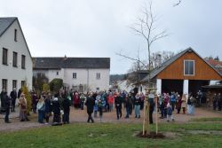 Žehnání stromu na farní zahradě