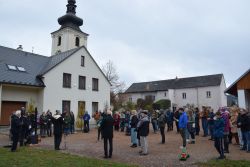 Žehnání stromu na farní zahradě